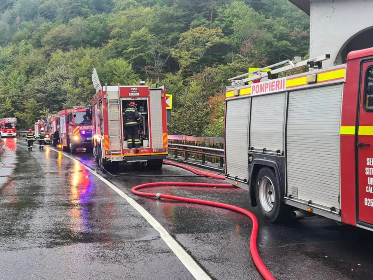 Trafic blocat pe DN7 din cauza unui incendiu la Mănăstirea Cozia Veche - Foto: Facebook/ Se intampla in Valcea
