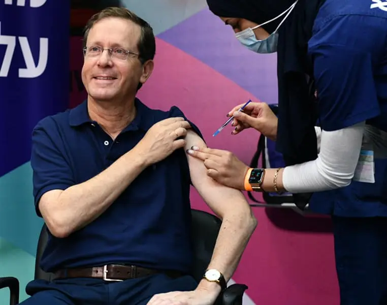 Președintele Israelului, Isaac Herzog, vaccinat cu a treia doză Foto: Facebook