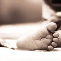 Un bebeluș trebuie operat de urgență. Părinții refuză pentru a nu primi sânge de la vaccinați. / Foto: pexels.com