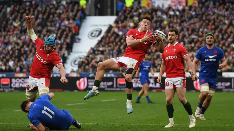 Galezul Josh Adams colectează o minge înaltă în timpul meciului internațional de rugby din Turneul celor Șase Națiuni dintre Franța și Țara Galilor - Foto: Profimedia Images