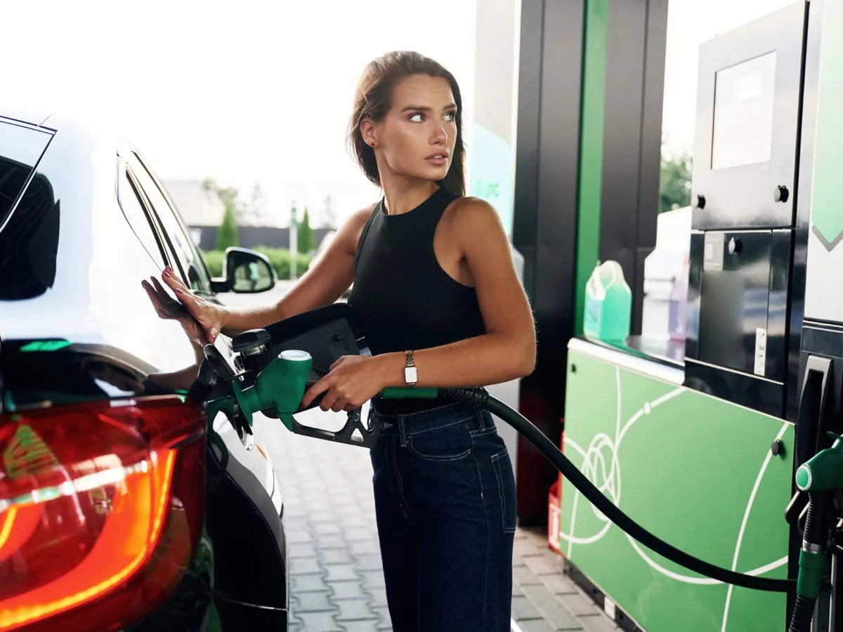 Începe turismul pentru benzină. Din ce țară iau italienii? Românii, interzis la motorina ieftină din Ungaria