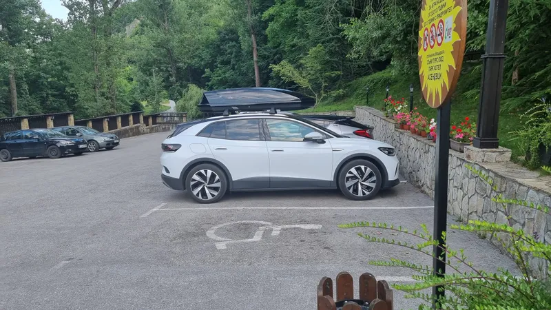 O familie din Suceava a plecat cu mașina electrică în Thassos. / Foto: Forum Thassos, Facebook