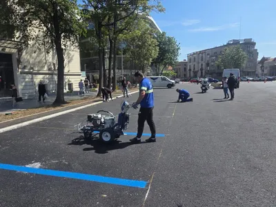 Locuri de parcare municipale, trasate cu vopsea albastră - Foto: Facebook / PMB