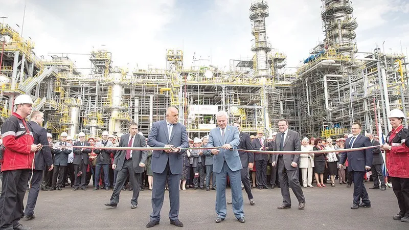 Premierul bulgar   Boyko Borisov și președintele Lukoil, Vagit Alekperov, inaugurează o  instalație la rafinăria din Burgas