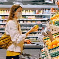 Femeie la cumpărături, în faţa unui stand cu fructe, în hypermarket - Foto: Pexels/Anna Shvets