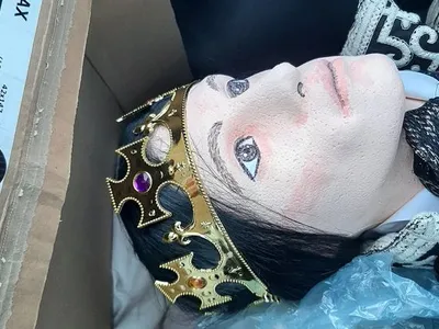 Un manechin îmbrăcat ca Făt Frumos, văzut într-o maşină pe autostradă, confundat cu un cadavru. / Foto: cambridge-news.co.uk