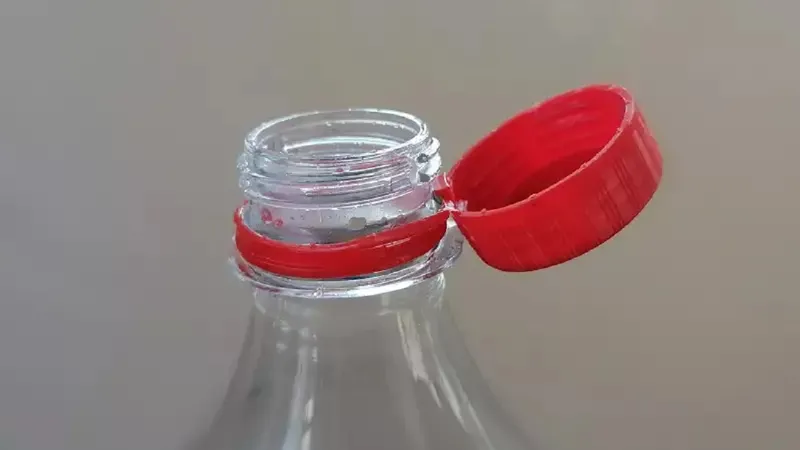 De la 1 iulie toate capacele trebuie „să atârne” de gâtul sticlei. De ce s-a luat această măsură? - Foto: Arhiva