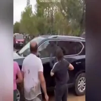 Sinistrații au vandalizat mașina premierului spaniol. Bolidul de lux a fost distrus complet Foto: captură Antena 3