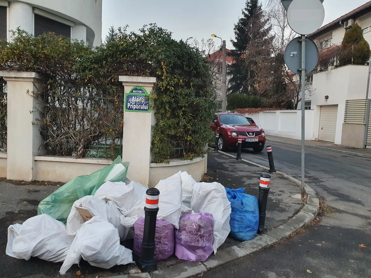 Străzile din București s-au transformat în groapă de gunoi/FOTO: hotnews.ro