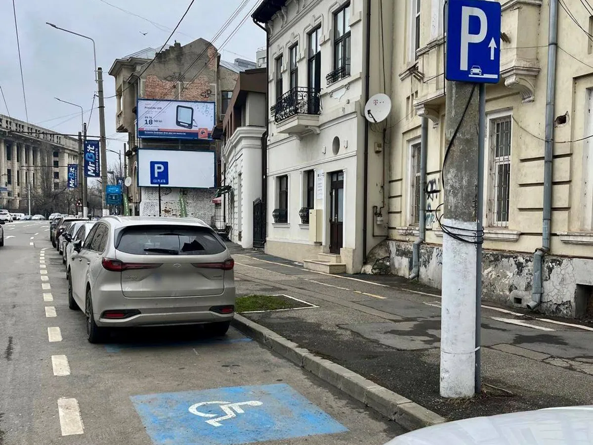 Ești bucureștean și ai mașină electrică sau hybrid? Dacă nu faci asta, nu mai parchezi gratis pe albastru