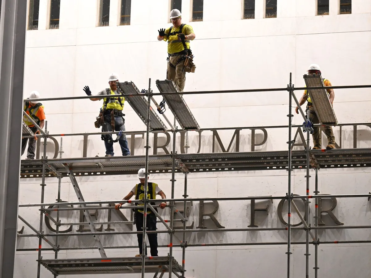 Numele preşedintelui Donald Trump a fost îndepărtat de pe clădirea Kennedy Center, la şase luni după montare