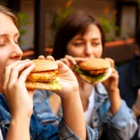 Ce restaurant de fast-food vine în România să concureze cu McDonald's? Cât costă un hamburger? - Foto: Freepik.com (Fotografie cu rol ilustrativ)