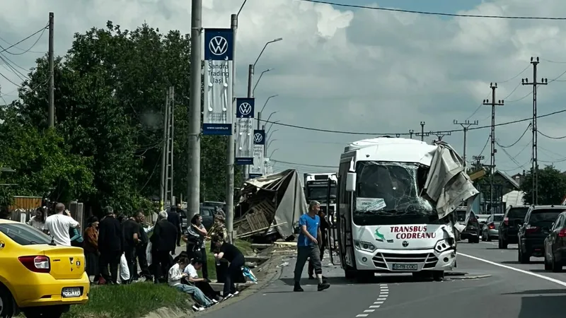 Accident grav la Lețcani, în județul Iași. Mai multe persoane sunt rănite. S-a activat Planul Roșu - Foto: ISU Iași