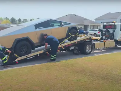 Un YouTuber a ajuns la a 2-a Tesla Cybertruck în câteva luni. Ambele s-au stricat - Foto: captură video