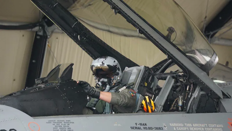 Pilot F-16