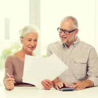 Pensionar de 82 ani cumulează pensie de 5000 lei cu salariu de 10000 lei. 2000 cazuri într-un județ Foto: Freepik (rol ilustrativ)