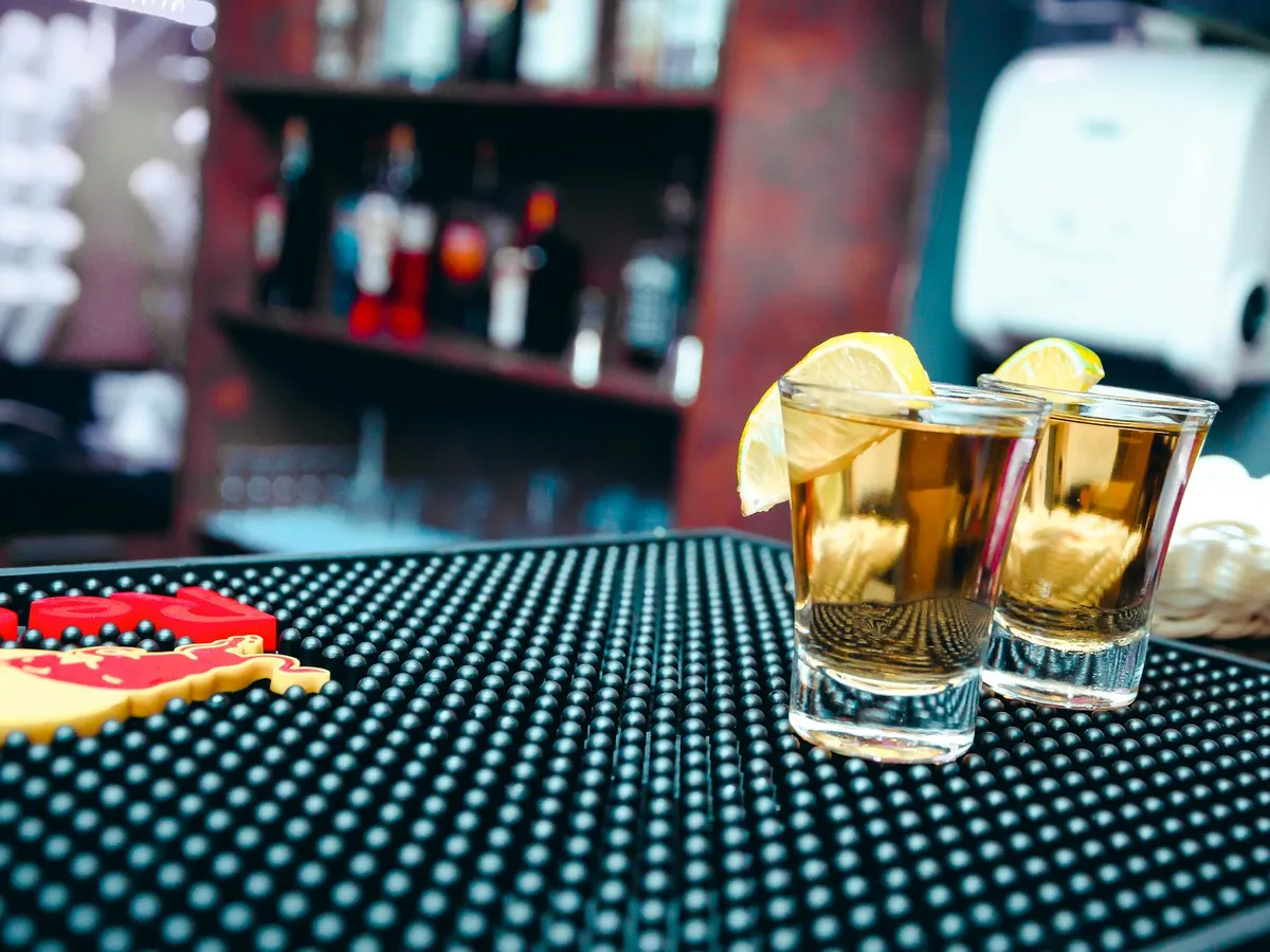 O tărie înainte sau după masă: adevărul despre efectele alcolului asupra stomacului. Este benefic?