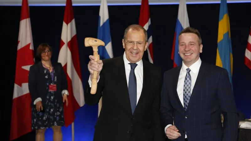 Serghei Lavrov acceptă ciocanul simbolic al Consiliului Arctic de la ministrul islandez Gudlaugur Thor Thordarson/Foto: Ministerul de Externe al Islandei