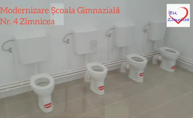 WC-urile modernizate de la Școala Gimnazială Nr. 4 din Zimnicea nu au pereți despărțitori Foto: captură Facebook/Primăria Orașului Zimnicea