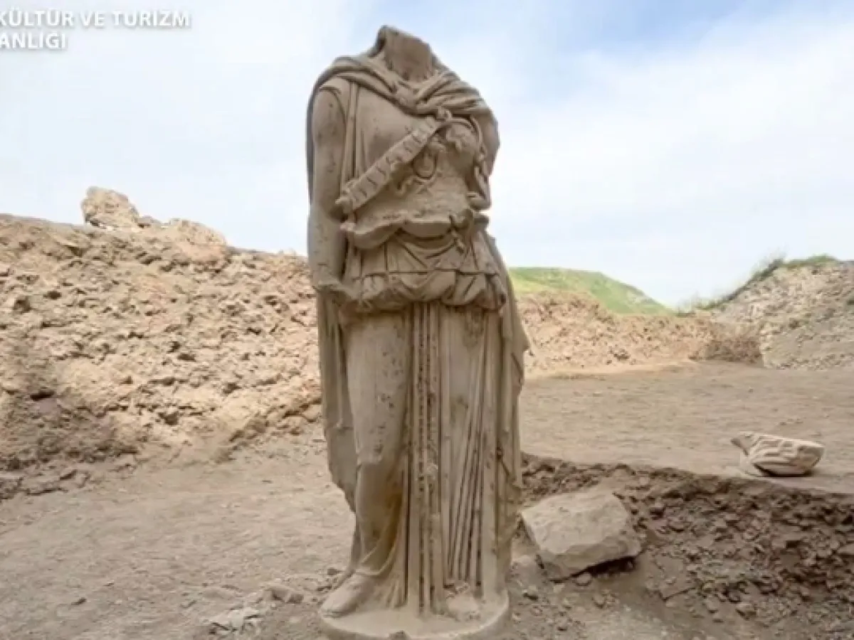 Arheologii au descoperit o statuie de marmură de 2 m a zeiței Atena în timpul săpăturilor recente