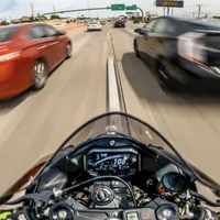 Mulți șoferi se enervează că motocicliștii și scuteriștii trec printre mașini. Ce spune legea - Foto: YouTube/WILDWHISKEYWOLF