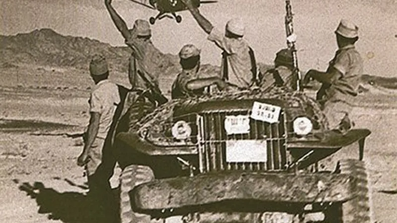 Trupele israeliene salutând un avion francez, în timpul conflictului cu Egiptul, din 1956.