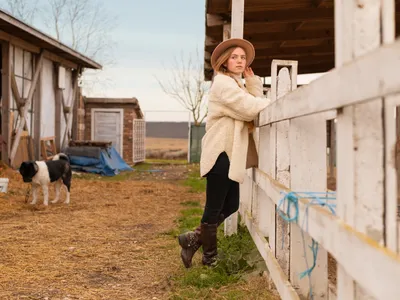 Ce înseamnă dacă vezi o cizmă agățață într-un gard. Aduce noroc sau ghinion? - Foto: Freepik (Imagine cu rol ilustrativ)