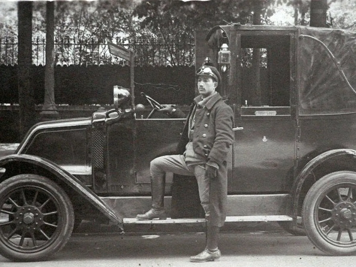 Automobil la 1900 cu sofer
