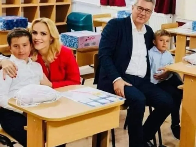 Gabriela Firea și cel mai recent scandal pe care l-a provocat, fotografiindu-se în prima zi de școală cu copiii în bănci, în condițiile în care restul părinților n-au avut voie în școală. Sursa: Facebook