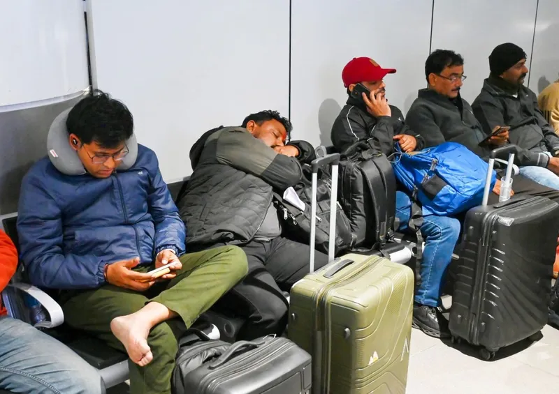 Pasageri blocaţi pe Aeroportul din New Delhi, după anularea masivă a zborurilor IndiGo - Foto: Profimedia Images