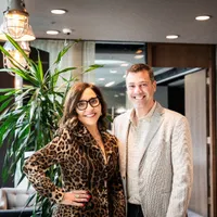 Linda Yaccarino, CEO al X, și Yoni Assia, co-fondator și CEO al eToro