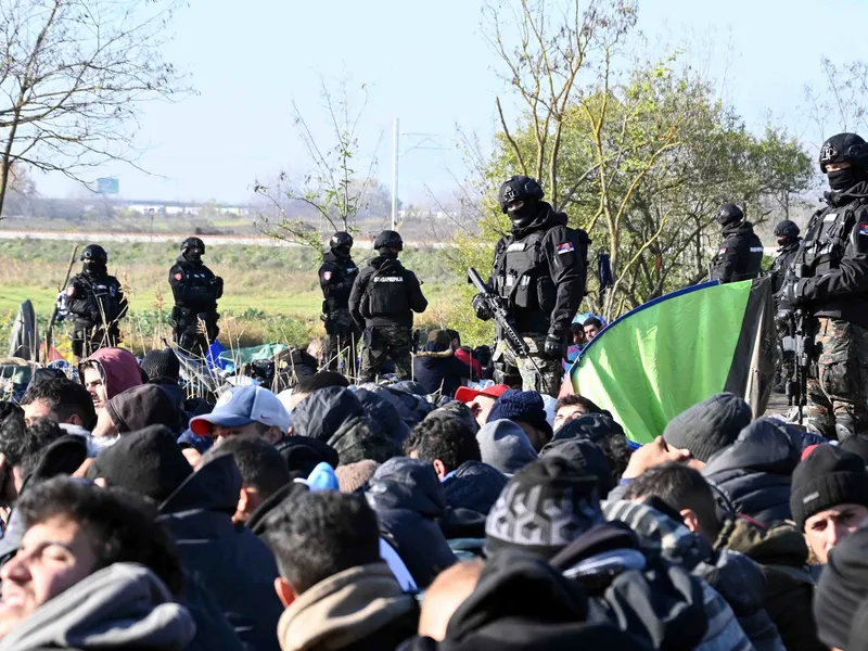 Migranți la granița dintre Serbia și Ungaria - Foto: Profimedia Images