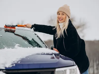 Ce amendă iei, dacă mergi cu mașina acoperită cu zăpadă? Încă o sancțiune dacă  nu se văd numerele - Foto: Freepik (Imagine cu rol ilustrativ)