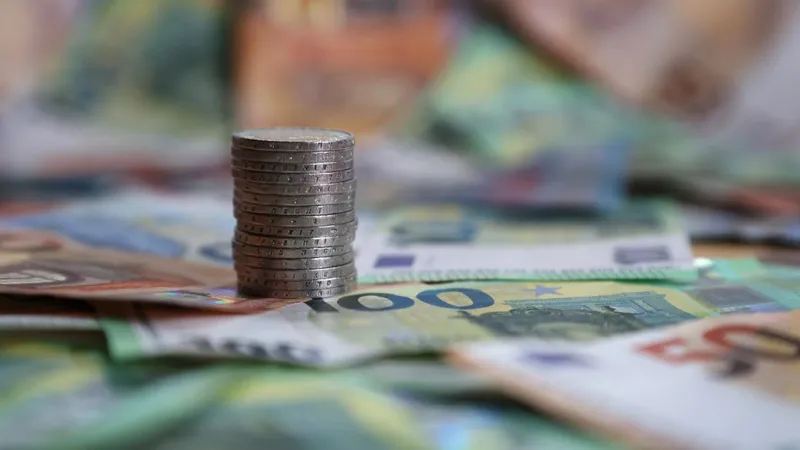 Ți-au fost modificate termenii și condițiile unui credit? Băncile pot fi amendate cu 80.000 lei - Foto: Profimedia Images