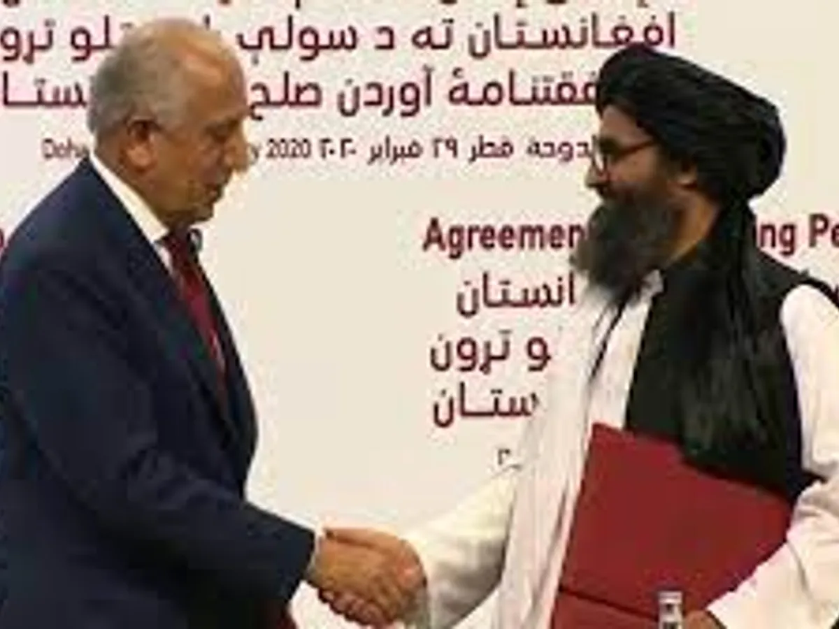 Diplomatul american Zalmay Khalizad și Abul Ghani Baradar, reprezentatntul talibanilor, la semnarea acordului de la Doha Foto: Captură video CNN