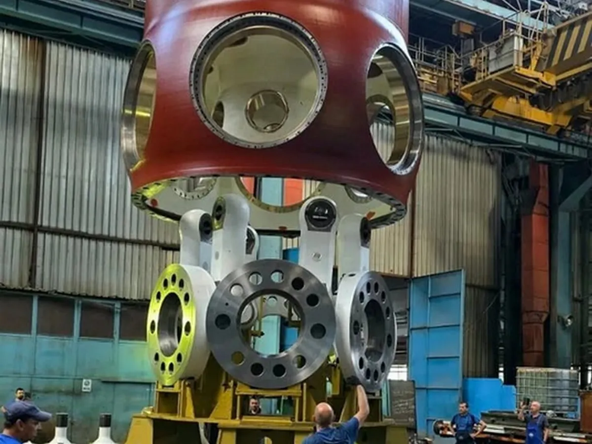 Cum arată „inima” de 100 tone a unei turbine de la Hidrocentrala Porțile de Fier I - Foto: Facebook UCMH Reșița