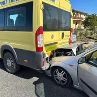Șoferul unui Ford s-a înfipt puternic într-un microbuz școlar. 4 elevi, la spital - Foto: News.ro