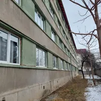 O adolescentă a ajuns la spital după ce a coborât pe cearșafuri de la etajul 1 al căminului - Foto: Turnul Sfatului