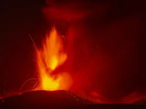 VIDEO Alertă roșie în Italia. Au erupt vulcanii Etna și Stromboli. Aeroportul din Catania, închis - Foto: Profimediaimages.ro