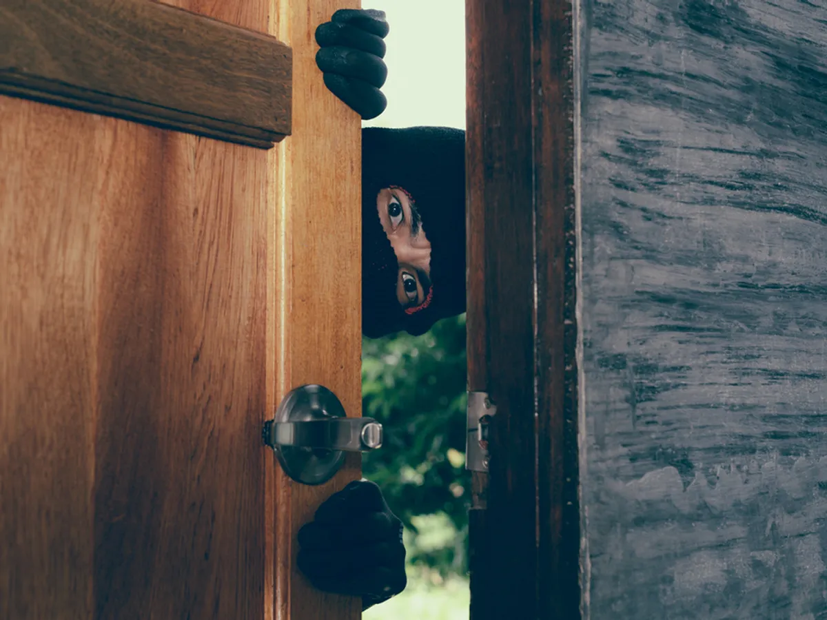 Bătrâni, jefuiți în București de hoți care se dădeau angajați la un furnizor de energie. 5 persoane, arestate