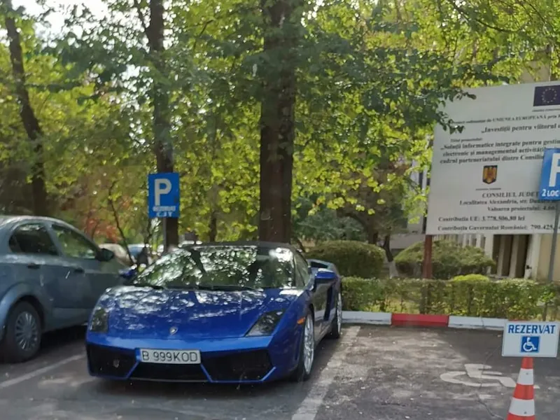 Lamborghini-ul albastru parcat pe locul pentru persoane cu dizabilități/Foto: Liber în Teleorman