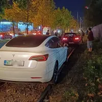 „Moda” BMW-ului pe linia de tramvai a fost luată de Tesla. „Cine știe, poate se și încarcă” - Foto: Facebook