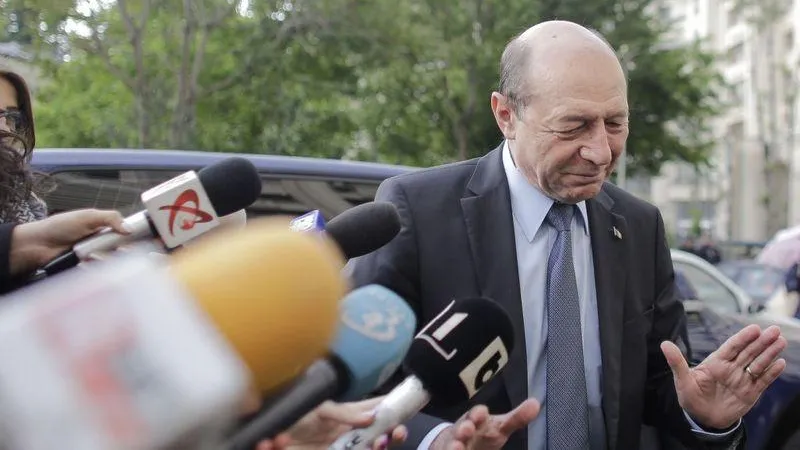 Traian Băsescu, accident de mașină în București după ce a lovit un semafor. „Am rupt oglinda” / Inquam Photo