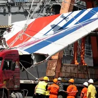 Fragment din epava avionului găsit în apă Foto: Profimedia Images 17 febr 2010