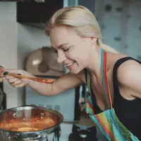 Femeie care gustă ciorba - Foto: Freepik (Imagine cu rol ilustrativ)