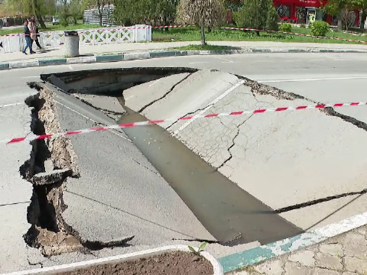 Un pod vechi de 90 de ani se surpă la Techirghiol și lasă un crater uriaș pe toată lățimea drumului