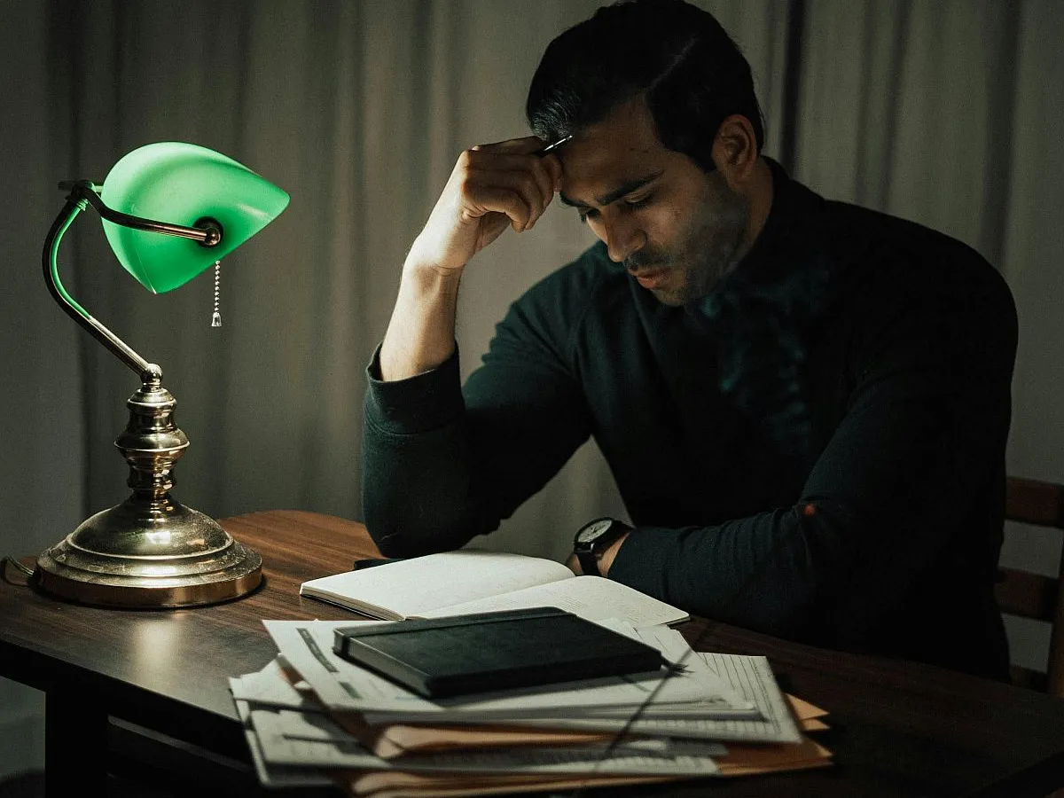 Bărbat lucrând noaptea târziu - Foto: Pexels/Dziana Hasanbekava