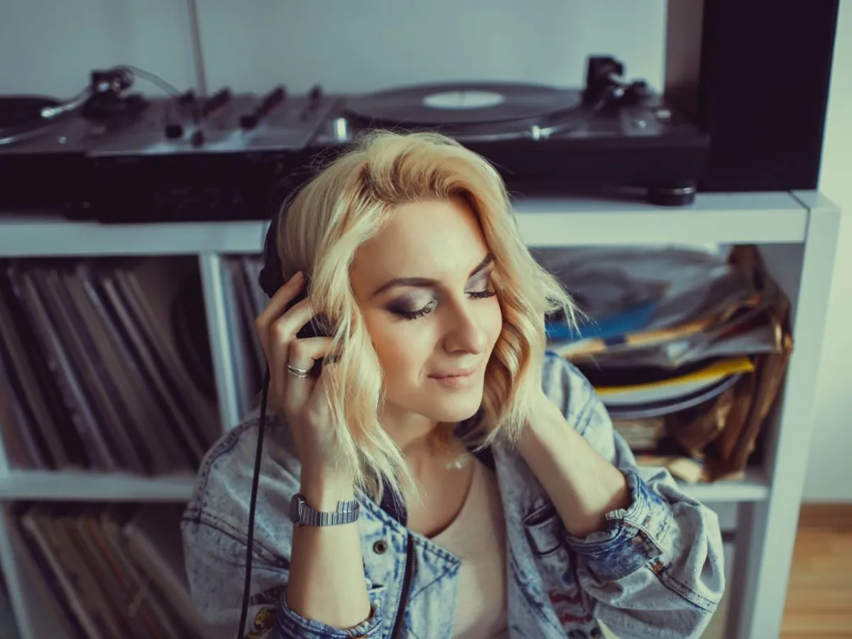 Femeie ascultând muzică la căşti - Foto: Magnific.com/sergeycauselove