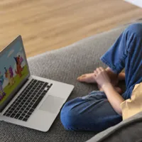 Copil urmărind pe laptop secvenţa de intrare într-un joc online - Foto: Magnific.com/pikisuperstar
