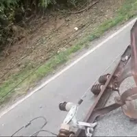 Un tren a „cosit” mai mulți stâlpi la Călimănești. / Foto: captura video